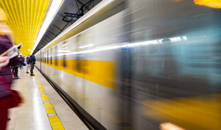 ホームで電車を待つ人